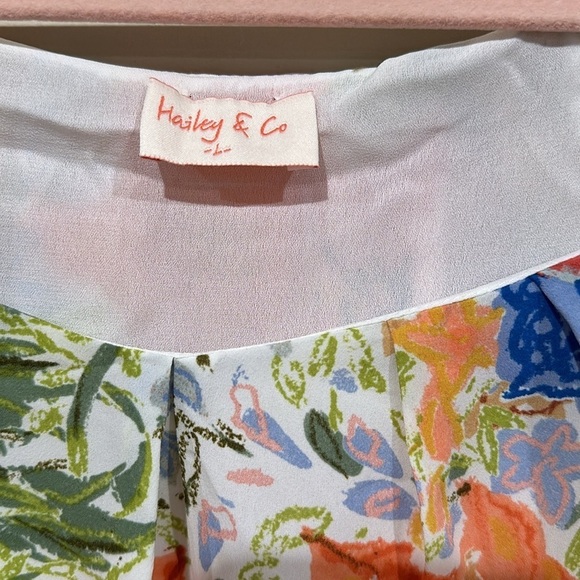 NWOT Hailey & Co floral blouse. Size large. Pit 21.5”. Length 23” - Picture 3 of 4